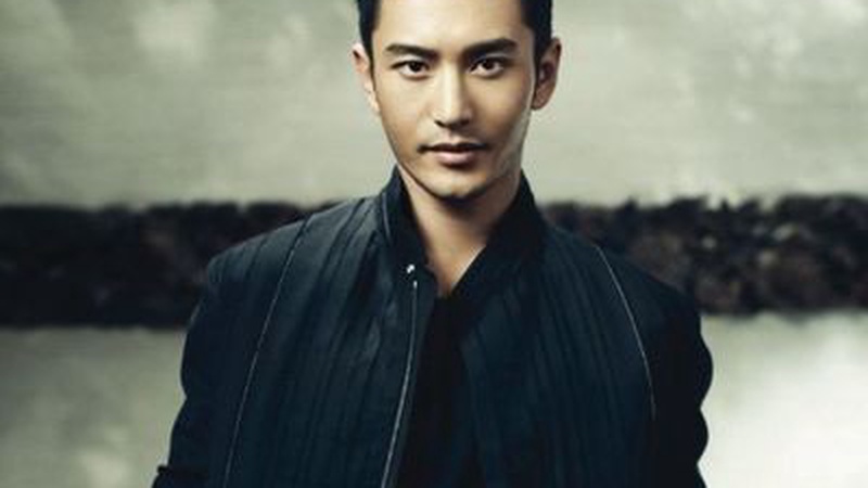 黄晓明携父母儿子出席亲戚周岁宴小海绵未露正脸